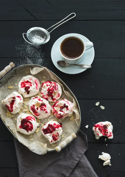 Raspberries and almond meringues with cup of coffee — Stock fotografie