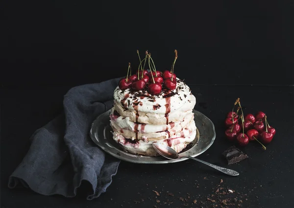 Pavlova cake with fresh cherries — ストック写真