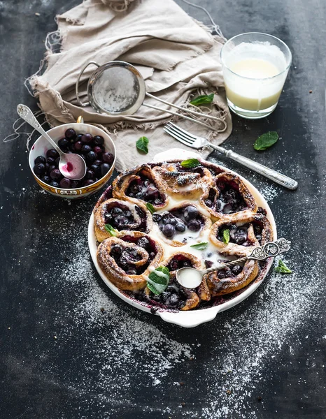 Blueberry buns with fresh mint — Stock Photo, Image