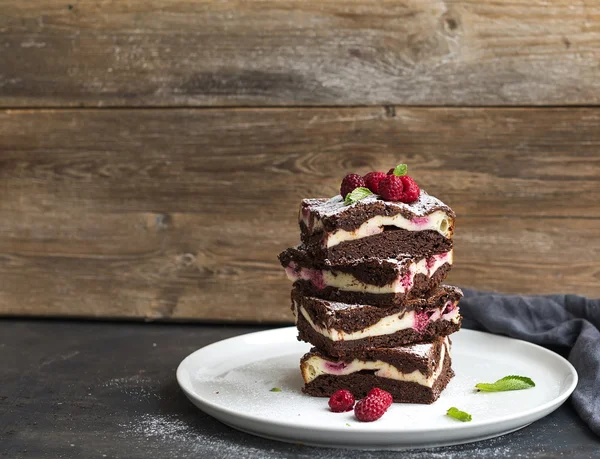 Brownies-cheesecake turn cu zmeură — Fotografie, imagine de stoc
