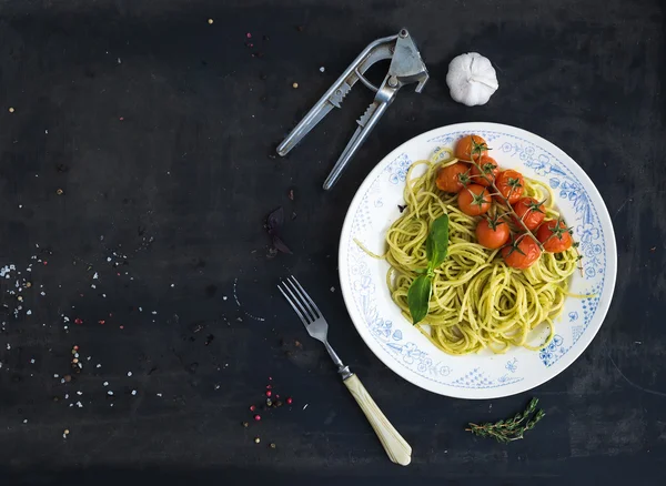 Makaron spaghetti z sosem pesto — Zdjęcie stockowe