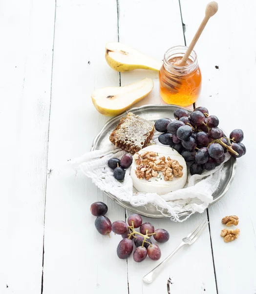 Camembert cheese with grapes — Stock Photo, Image