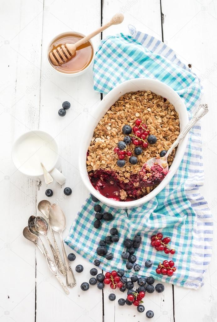 Oat granola berry crumble