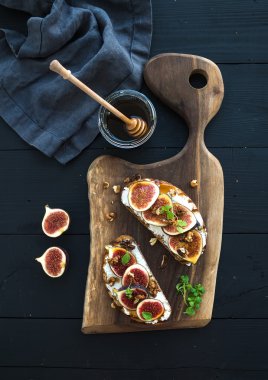 Ricotta, sandviçle taze incir,