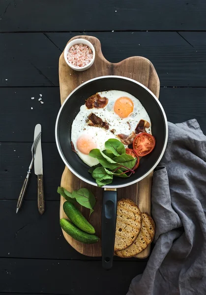 Pan kızarmış yumurta, pastırma, domates ekmek ile — Stok fotoğraf
