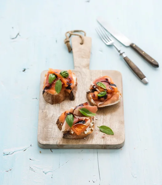 Bruschettas com Prosciutto, melão torrado , — Fotografia de Stock