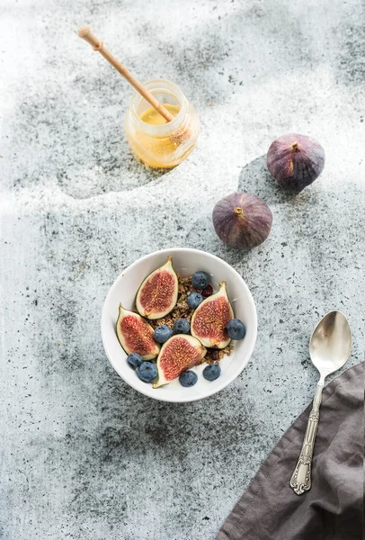 Cuenco de granola de avena con yogur , — Foto de Stock