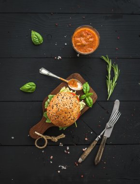 Taze ev yapımı hamburger