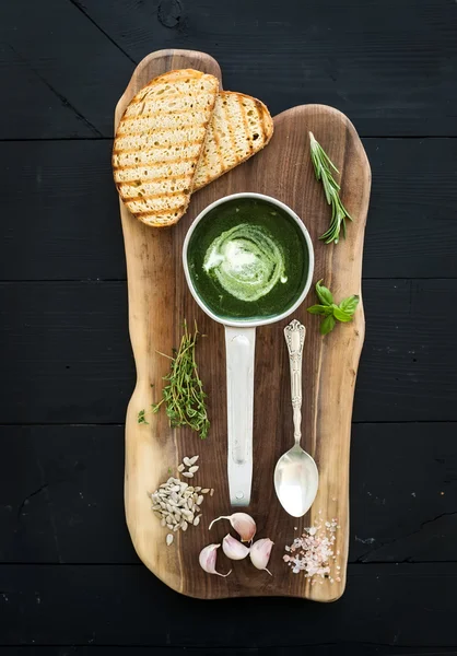 Sopa de creme de espinafre verde caseiro — Fotografia de Stock