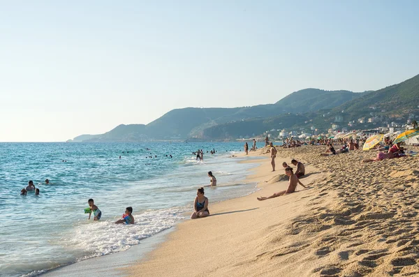 Yüzme ve güneşlenme bilinmeyen insanlar