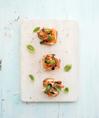 Bruschettas Prosciutto ile kavrulmuş kavun,