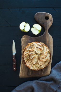 Elmalı turta karanlık doğrama tahtası üzerinde