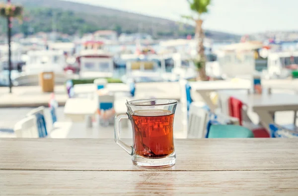 A hagyományos üveg csésze török teát — Stock Fotó