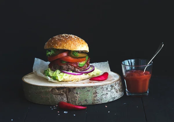 Hamburger fresco fatto in casa — Foto Stock