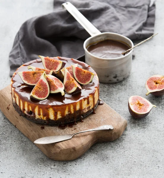 Cake with fresh figs and salted caramel — ストック写真