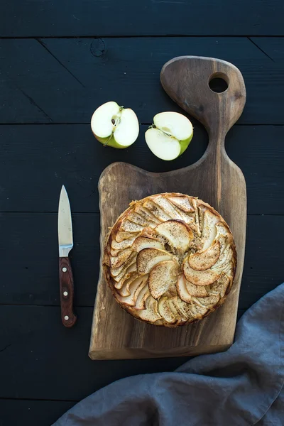 Apple pie op donkere snijplank — Stockfoto