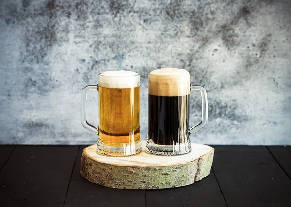 Ljust och mörkt öl i muggar — Stockfoto