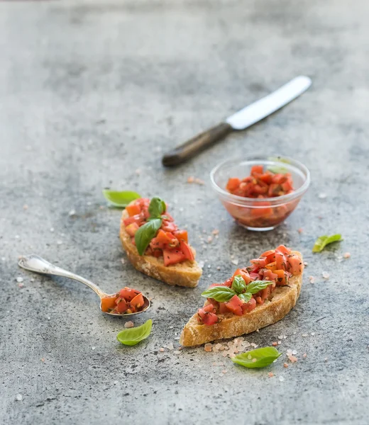 Basil bruschetta sandwich — Stock fotografie