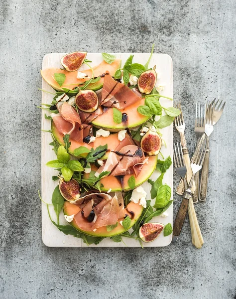 Prosciutto, melon, fig and soft cheese — 图库照片