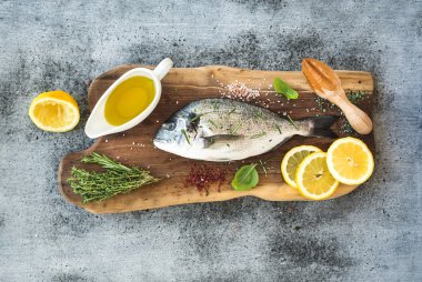 Taze çiğ kılıçbalığı veya çipura balık