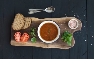 Taze fesleğen ile kavrulmuş domates çorbası