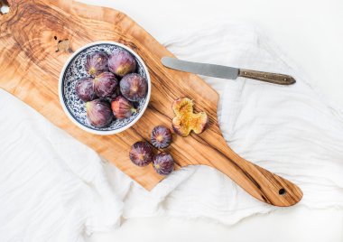 Fresh figs in blue patterned ceramic bowl