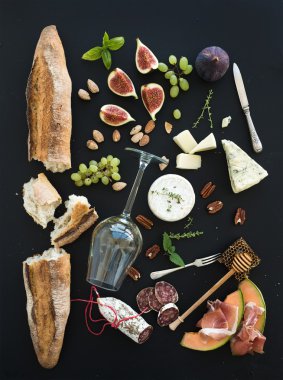 Şarap ve küme snack.