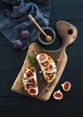 Sandviç ricotta, taze incir, ceviz