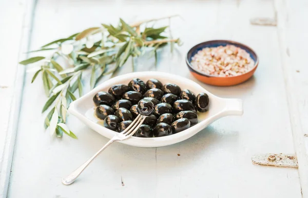 Black olives in white ceramic plate — Stock Photo, Image