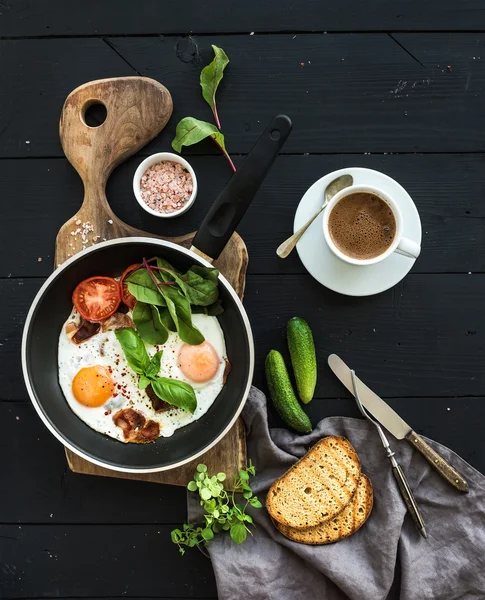 Σετ πρωινού. Κατσαρόλα με τηγανητά αυγά — Φωτογραφία Αρχείου