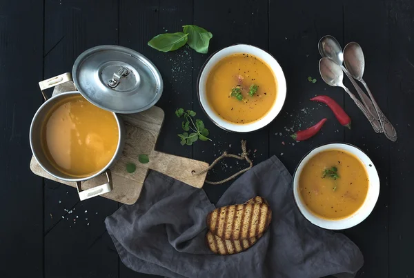 Červená čočková polévka s kořením, bylinkami — Stock fotografie