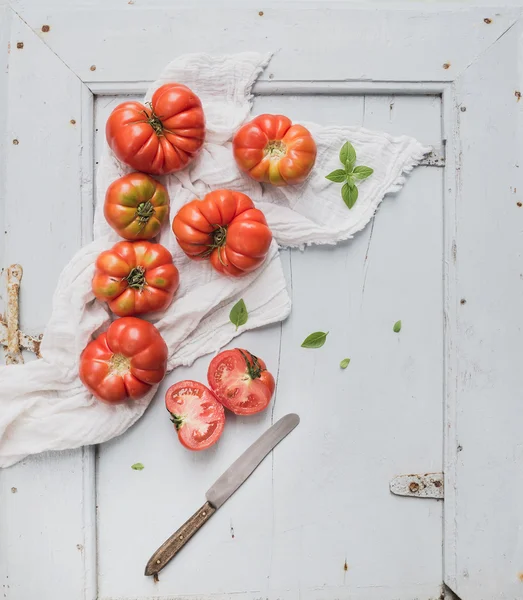 Verse rijpe hairloom tomaten — Stockfoto