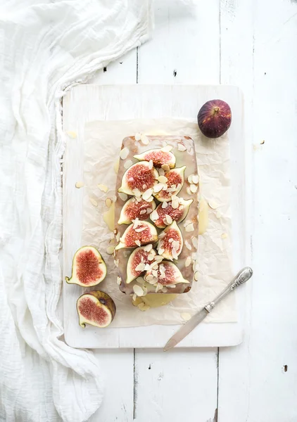 Cake with figs, almond and white chocolate — ストック写真