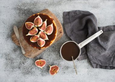 Cake with fresh figs and salted caramel