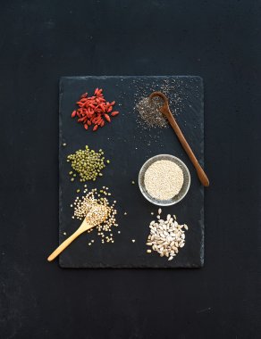 Superfoods Siyah Kara tahta arka plan üzerinde