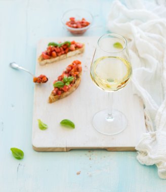 Domates ve fesleğen bruschetta sandviç