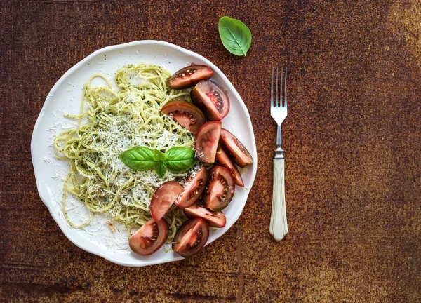 Espaguetis de pasta con salsa de pesto — Foto de Stock