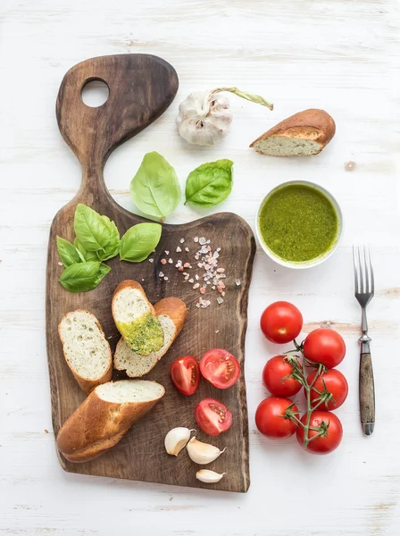 Pesto sauce, bread, cherry-tomatoes — 스톡 사진