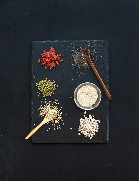 Superfoods sur fond de tableau noir — Photo