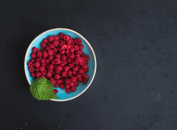 Fresh garden raspberries in blue — Stok fotoğraf