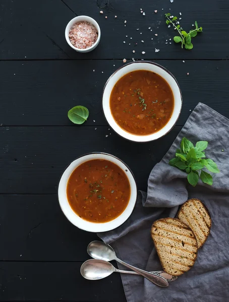 Geroosterde tomatensoep met verse basilicum — Stockfoto