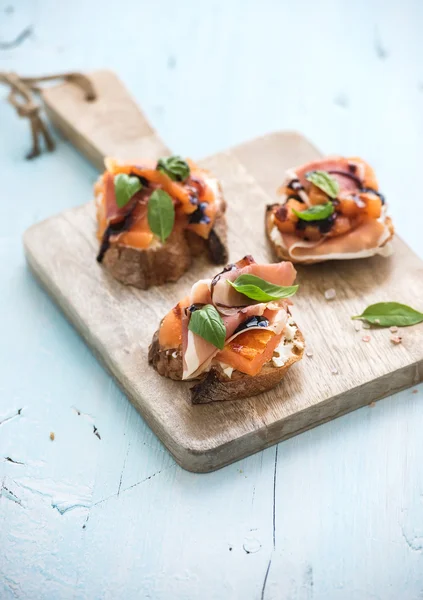 Bruschettas dengan Prosciutto, melon panggang — Stok Foto