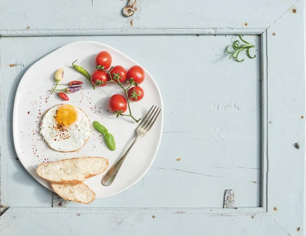 Fried egg, bread slices, tomatoes — Zdjęcie stockowe