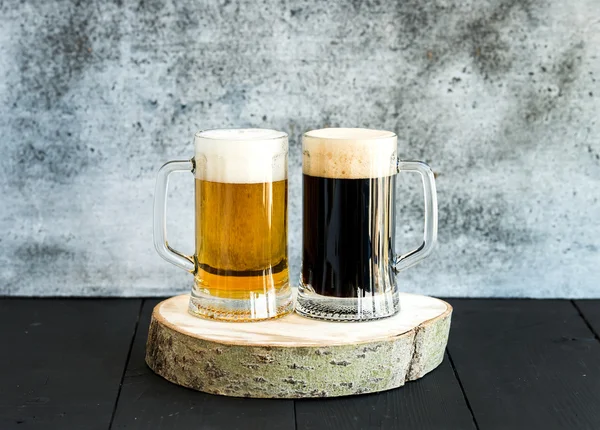 Světlé a tmavé pivo v hrnky — Stock fotografie