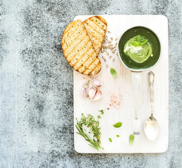 Hausgemachte grüne Spinatcremesuppe — Stockfoto