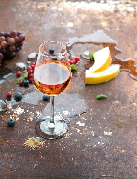 Glass of rose wine with berries — Φωτογραφία Αρχείου