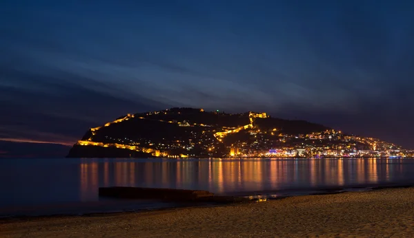 Havet och fästningen i Alanya, Turkiet. — Stockfoto