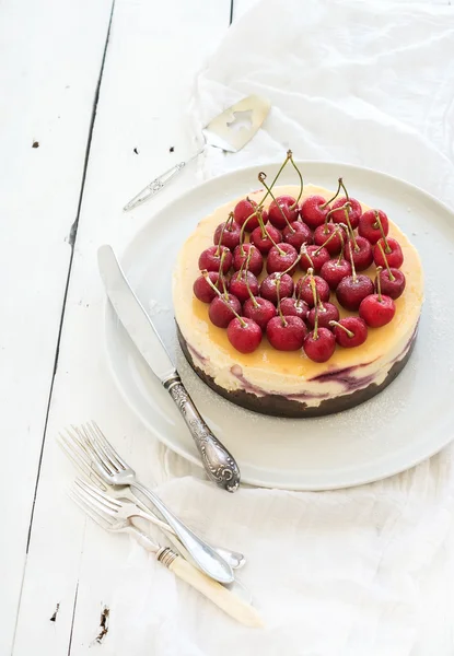 Tarta de queso con cerezas frescas — Foto de Stock