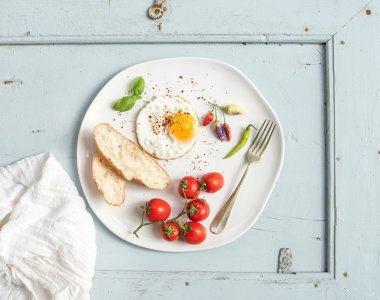 Breakfast set. Fried egg, bread slices,