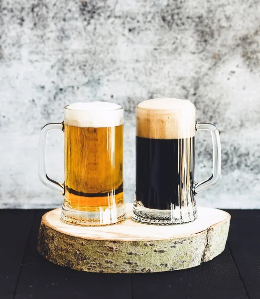 Ljust och mörkt öl i muggar — Stockfoto